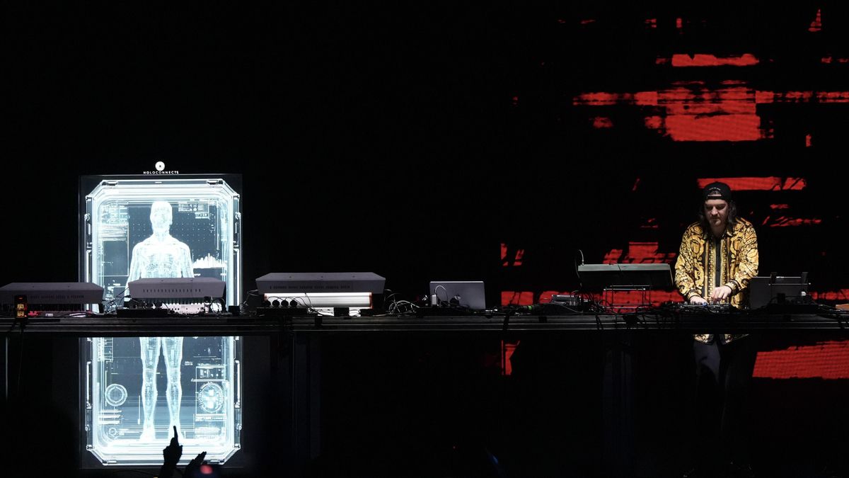 Reinier Zooneveld junto a su holograma durante su actuación en el Sónar.