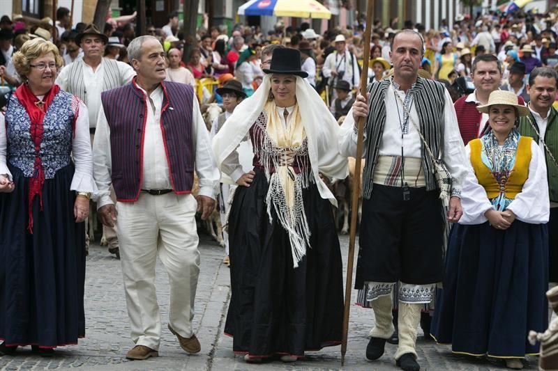 Romería de la Virgen del Pino. La Alcaldesa de Teror, Isabel Guerra (c), abre el inicio de la romería..-EFE/ QUIQUE CURBELO
