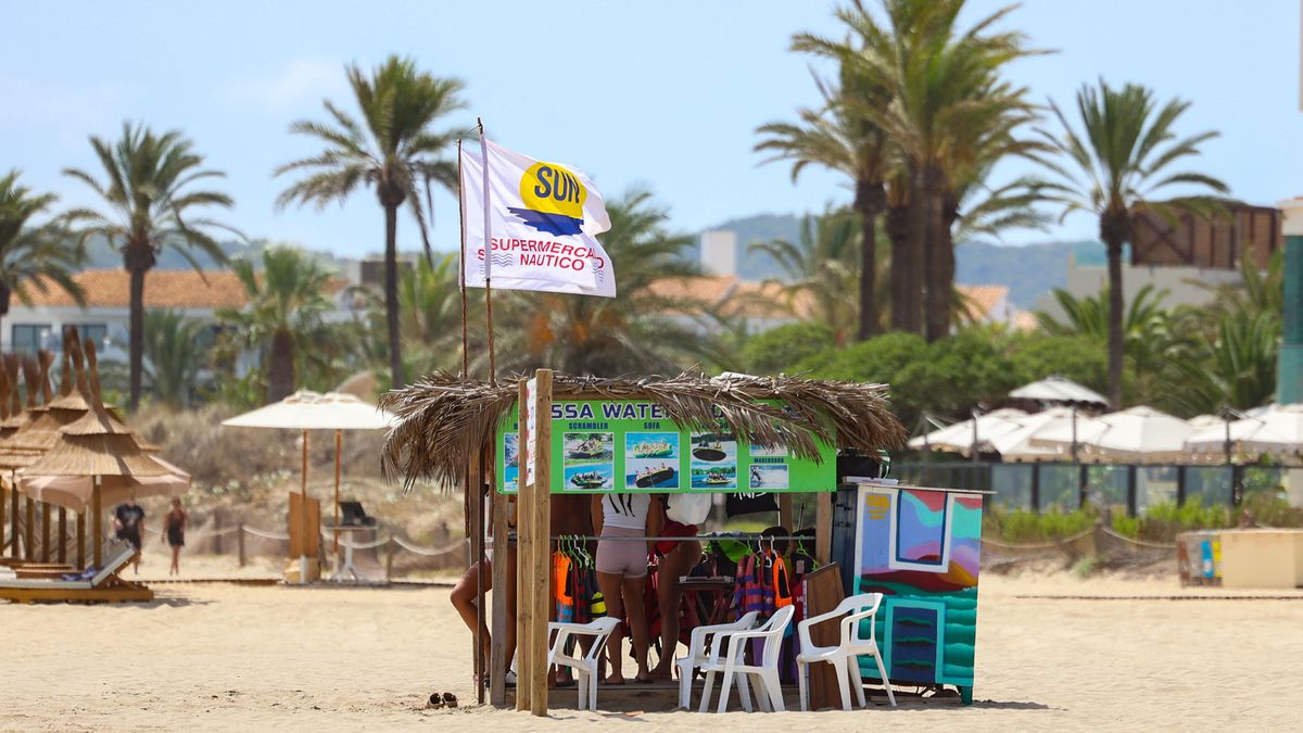 El puesto de la empresa acusada de operar motos de agua sin licencia en Platja d'en Bossa.