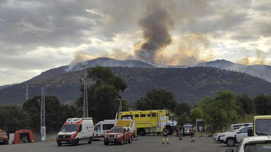 Los incendios en Cáceres obligan a confinar a los vecinos de Oliva de Plasencia y a cortar tramos de la A-66 y la N-630