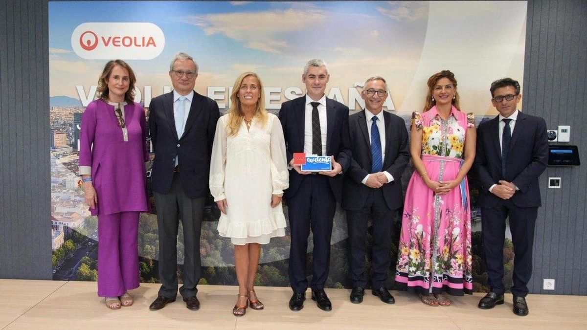 Imagen de entrega del sello de Madrid Excelente a Veolia