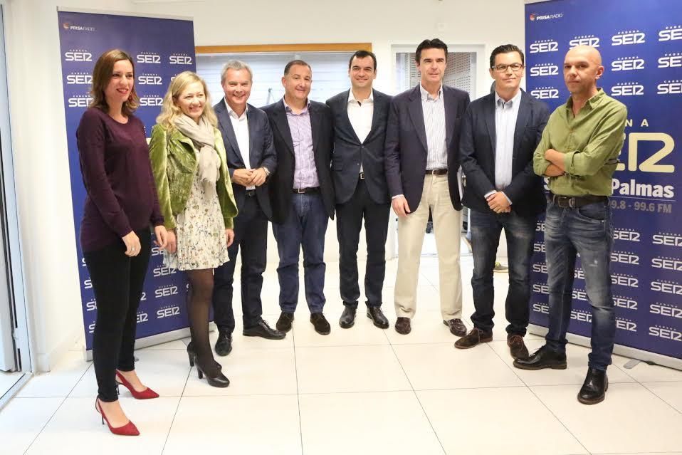 Los candidatos, junto a periodistas de la Cadena Ser.