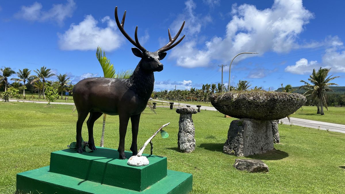 Una escultura de un ciervo sambar, especie invasora y símbolo de la isla, recibe al viajero en el aeropuerto de Rota.