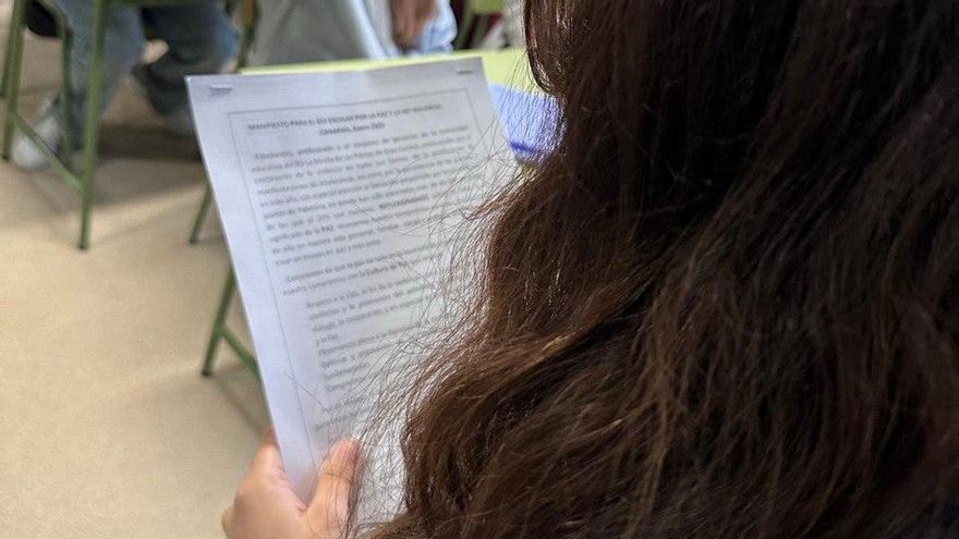 Lectura de un manifiesto por “la paz y la no violencia”.