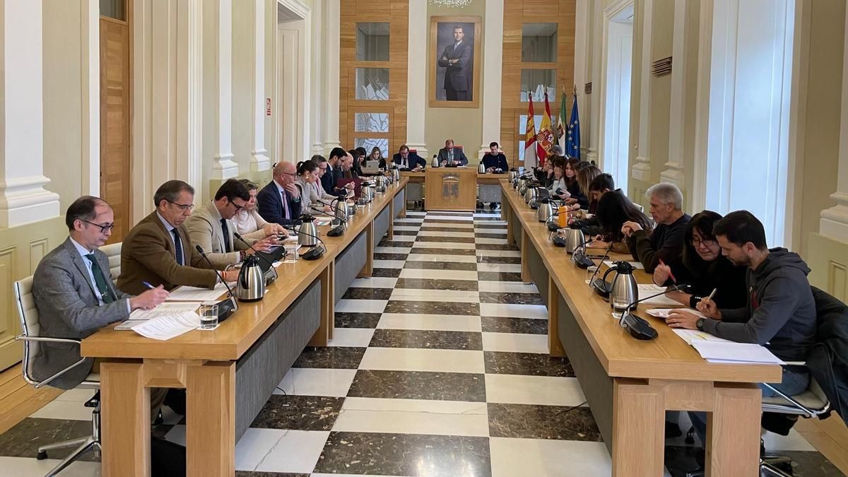 El pleno de Cáceres rechaza declarar persona 'non grata' a Trump con los votos de PP y Vox