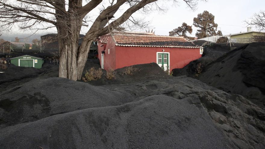 Viviendas rodeadas de ceniza en Las Manchas.