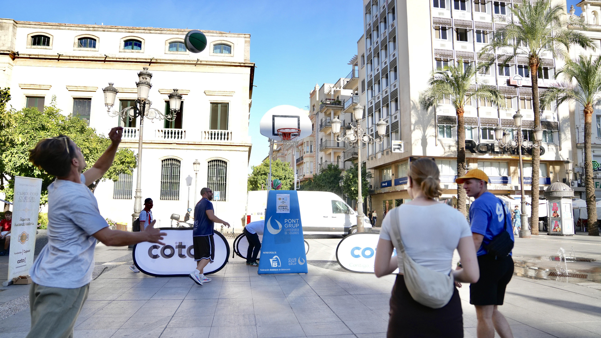 El Cajasol Coto Córdoba CB lleva el baloncesto a la Plaza de las Tendillas