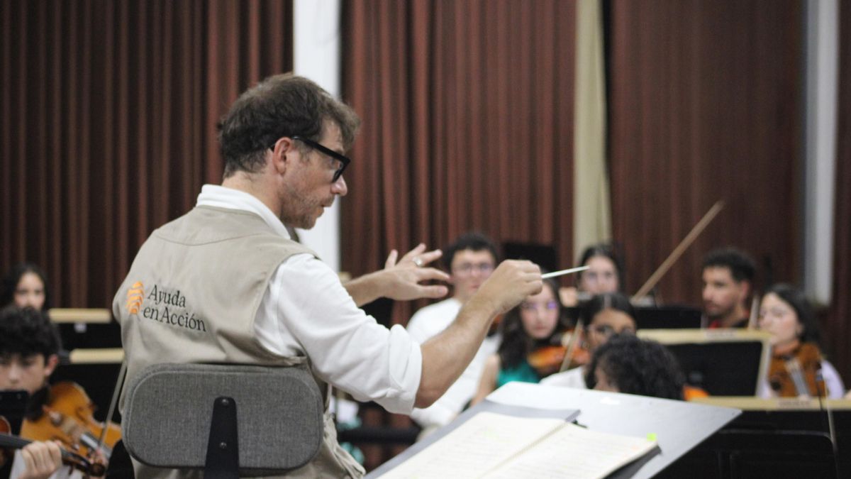 La batuta solidaria de Andrés Salado lleva esperanza al corazón de la DANA desde Sevilla gracias a Ayuda en Acción