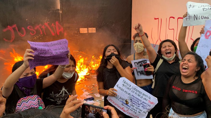 Grupos feministas protestan por los feminicidios en Cancún, en el sureste de México.