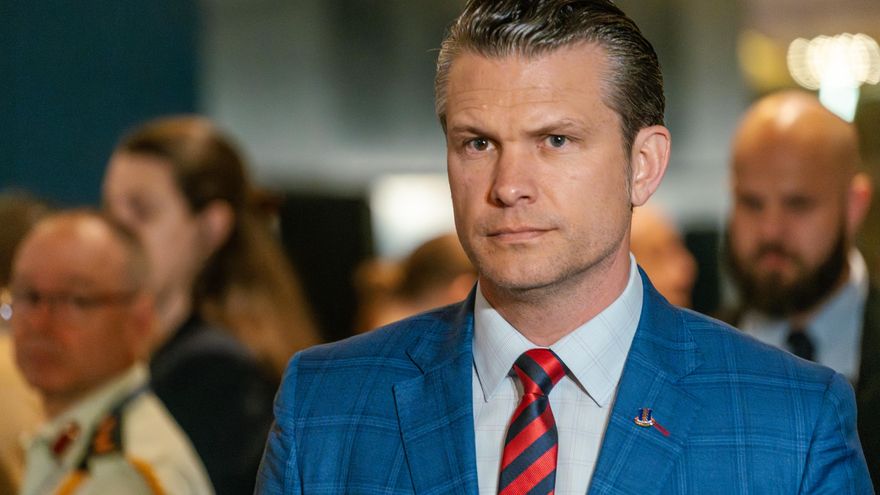 El jefe del Pentágono envió los planes para bombardear objetivos hutíes en otro chat de Signal con su mujer y su hermano