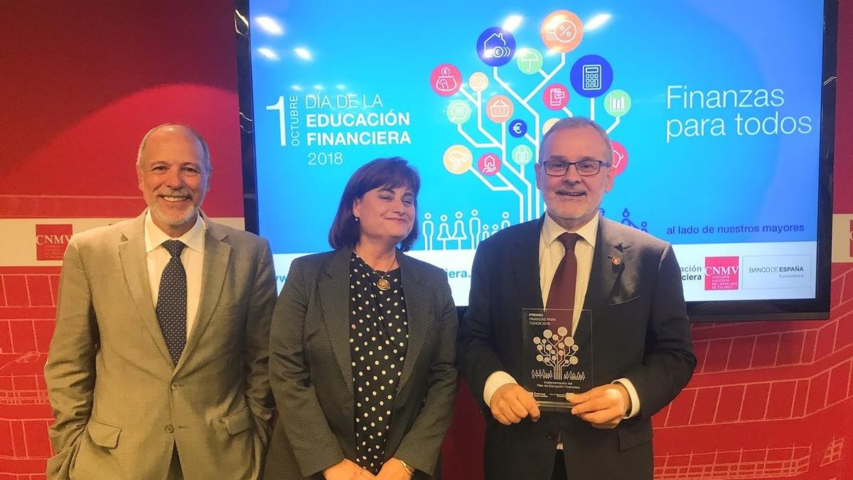 El rector de la UC recoge el premio al programa Finanzas para Mortales otorgado por Banco de España y CNMV