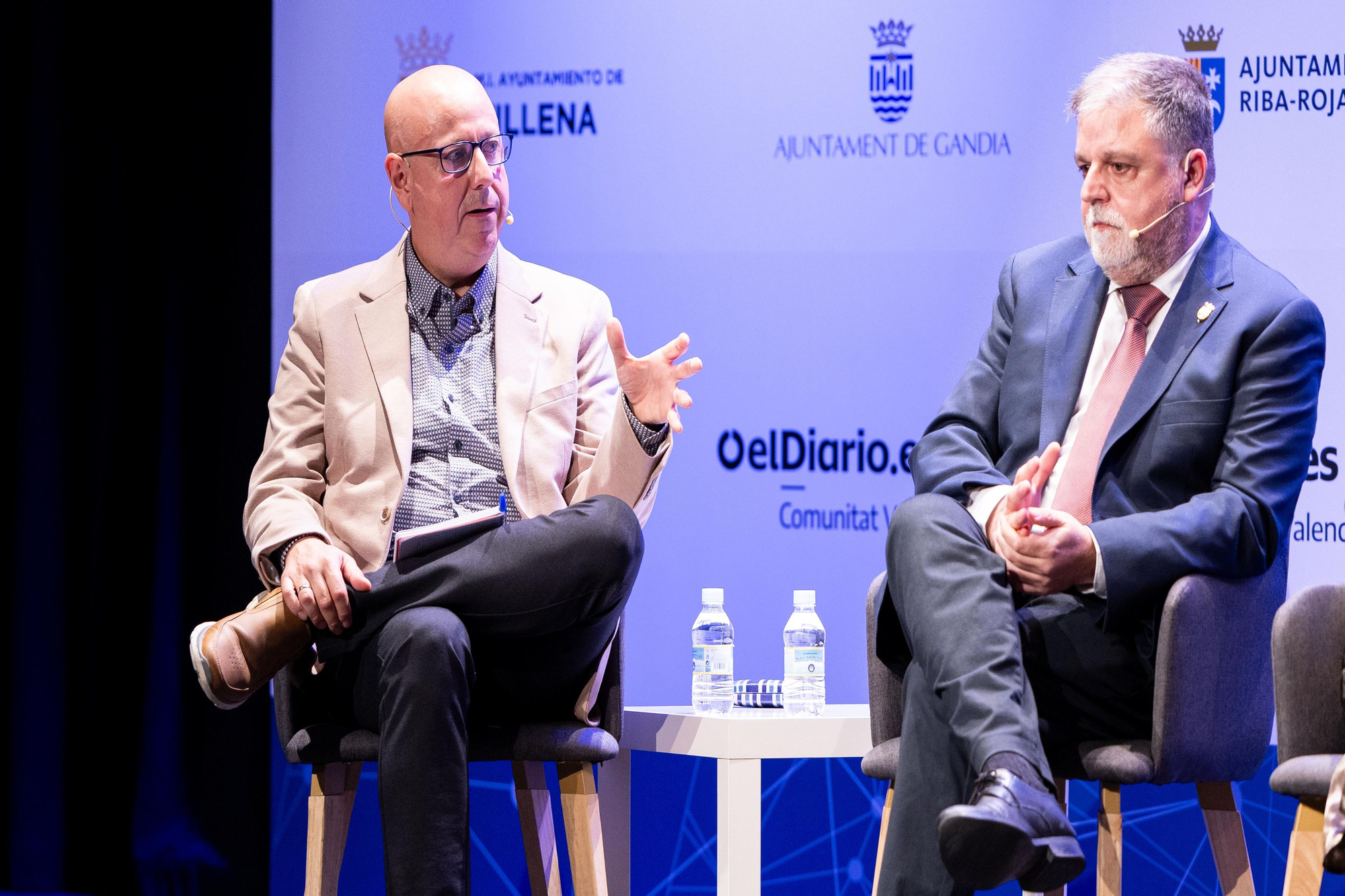 El periodista de elDiario.es Miguel Giménez, junto al alcalde de Villena, Fulgencio Cerdán.