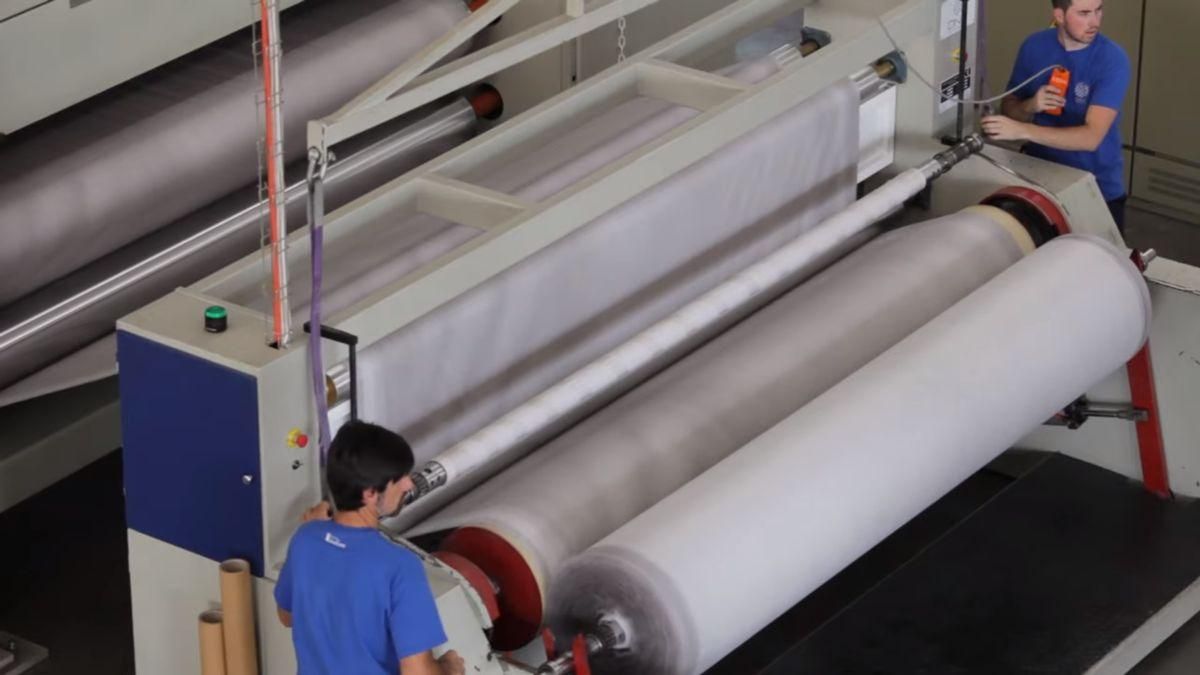 Dos operarios en una fábrica.