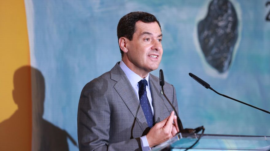 El presidente de la Junta, Juanma Moreno, interviene durante la presentación del Anuario Joly Andalucía 2025. A 10 de julio de 2025, en Sevilla. (Foto de archivo).