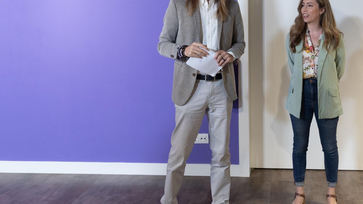 El portavoz de Podemos, Pablo Fernández y la coportavoz de Podemos, María Teresa Pérez, llegan a una rueda de prensa, en la sede del partido, a 9 de septiembre de 2024, en Madrid (España).