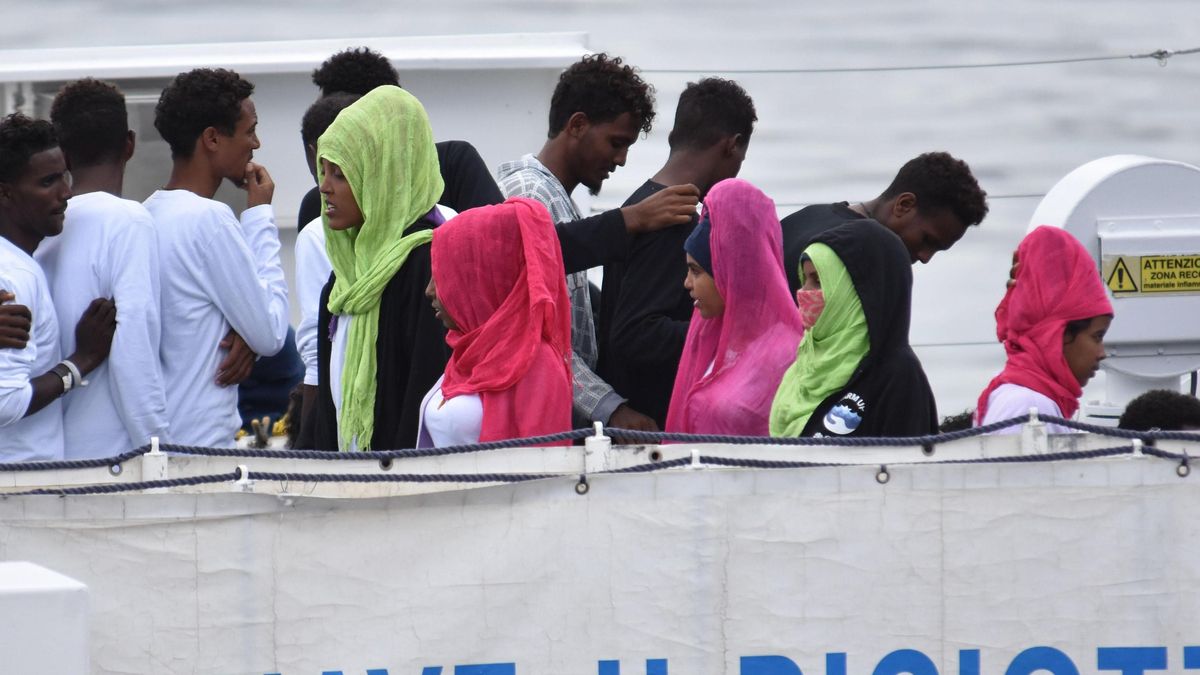 Migrantes a bordo de un barco en aguas italianas en una imagen de archivo. EFE/ Orietta Scardino