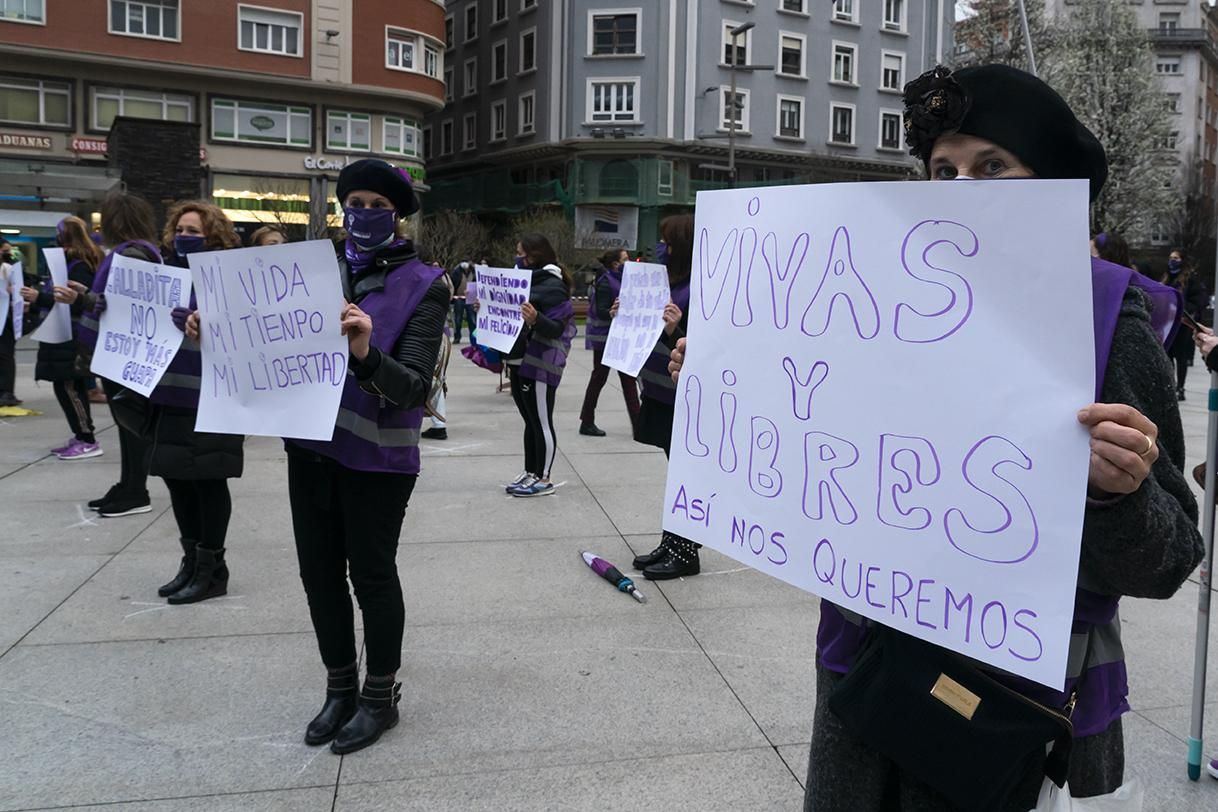 Las manifestantes sostienen carteles con lemas feministas durante la concentración por el 8M en Santander.