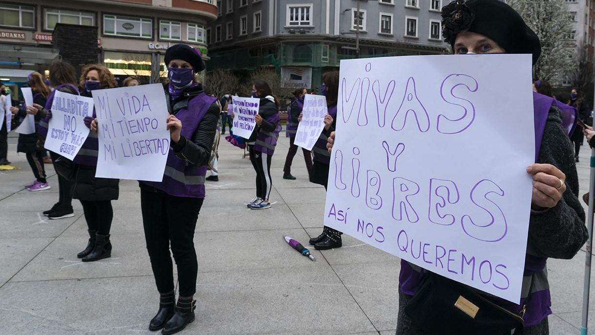 Las participantes sostienen carteles con lemas feministas durante la concentración por el 8M en Santander.