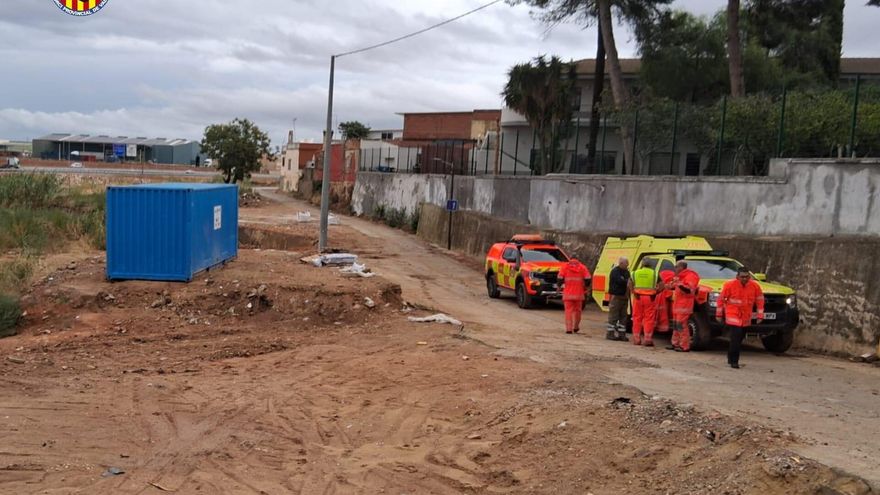 Bomberos del Consorcio vigilando el barranco