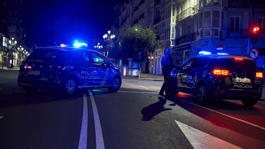 Archivo - Dos coches de Policía Nacional. Archivo