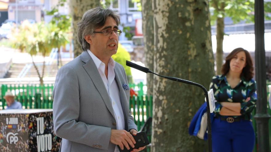 Nuevo escándalo del alcalde de Béjar: autorizó pagar un libro de un miembro de la lista del PP que facturó a sus empresas