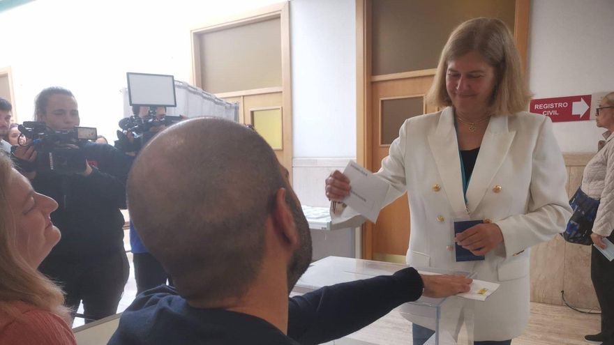 La candidata del PP a la Alcaldía de León, Margarita Torre, ejerce su derecho a voto en la jornada electoral.