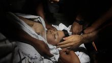 Duelo familiar por la muerte de uno de los niños en un ataque israelí sobre una playa de Gaza el 16 de julio. Foto: Ezz Al-Zanoun/ZUMA Press
