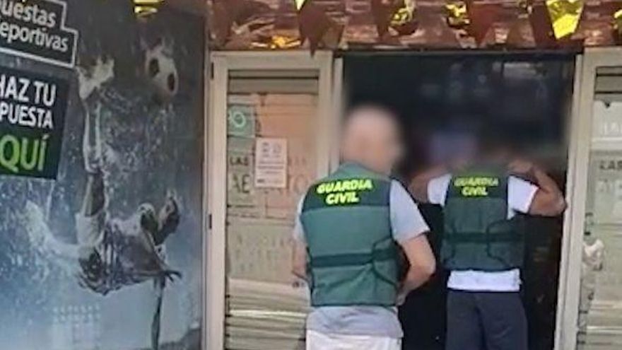 Momento de la detención, en una sala de juegos