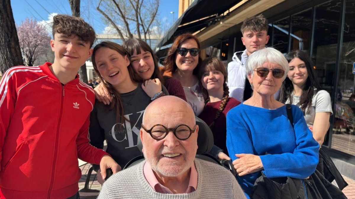 Nati Camacho, a la derecha, junto a su marido a sus nietos