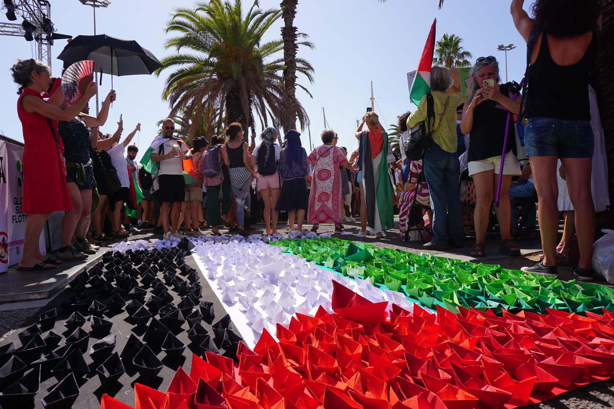 Durante todo el fin de semana se han organizado actividades y talleres para despedir a la flotilla, como la creación de decenas de barcos de papel con los colores de la bandera palestina