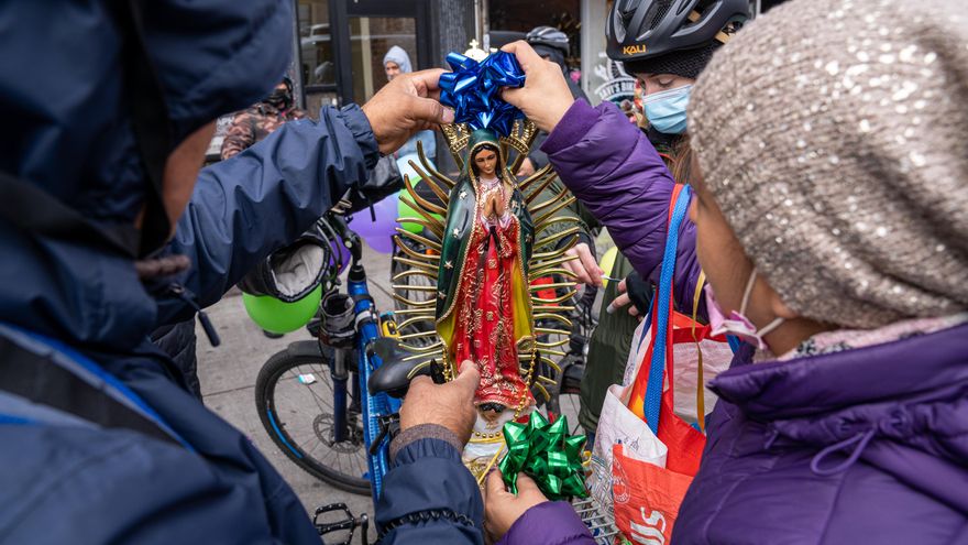 Mexicanos de Nueva York veneran a la Virgen de Guadalupe hasta con sus bicicletas