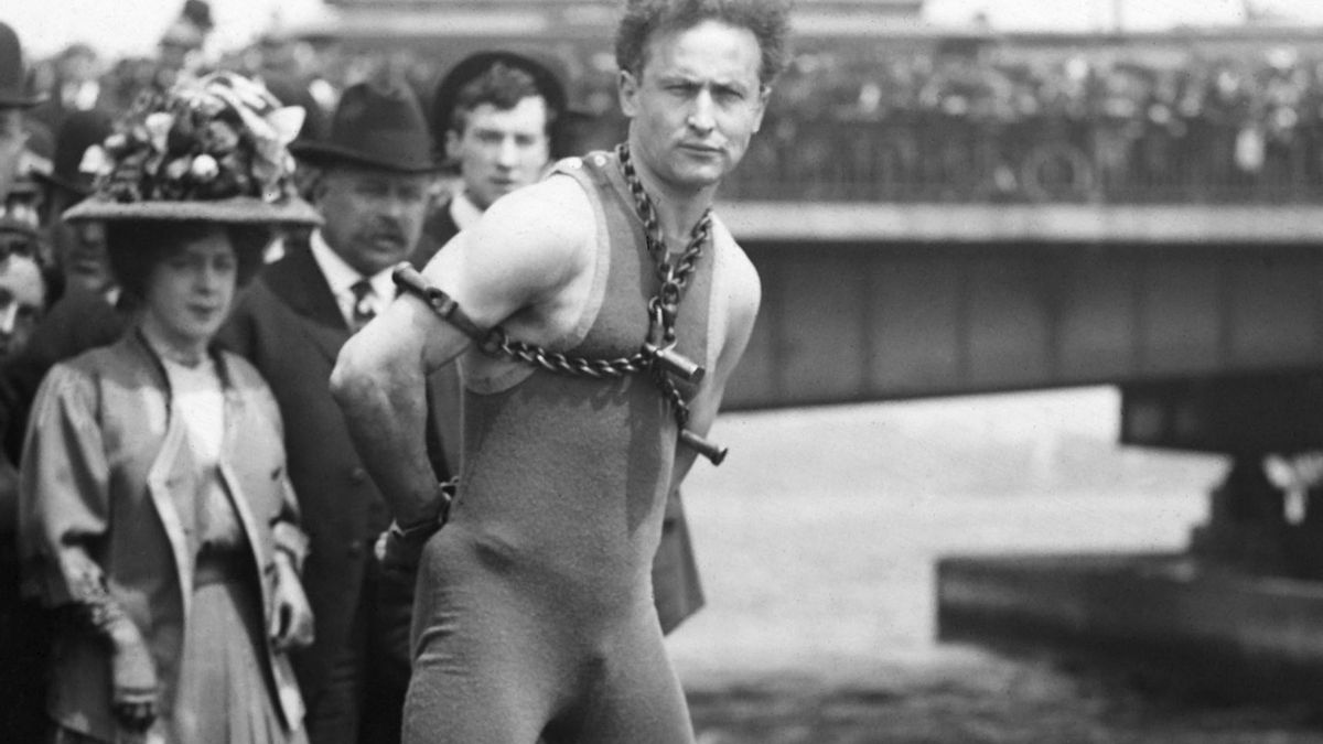 Harry Houdini desapareció bajo el agua dentro de una caja mientras el público solo veía una superficie inmóvil