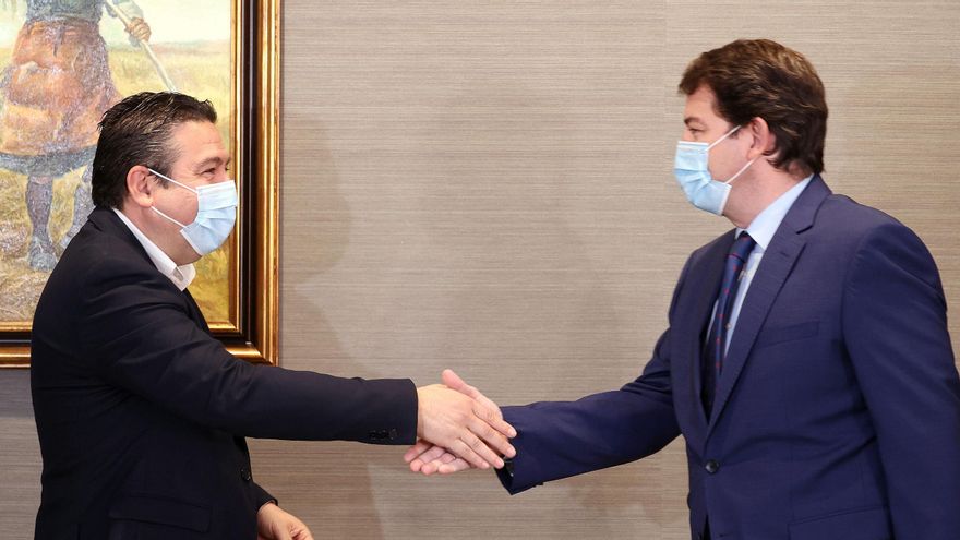 El cabeza de lista de la Unión del Pueblo Leonés, Luis Mariano Santos (i), y el presidente del PP en funciones de la Presidencia de la Junta de Castilla y León, Alfonso Fernández Mañueco, se saludan a su llegada a una reunión con Unión del Pueblo Leonés (UPL) y con Por Ávila, a 28 de febrero de 2022, en Valladolid, Castilla y León (España). El Partido Popular continúa su ronda de contactos con las formaciones leer más que han obtenido representación en las Cortes en los comicios del pasado 13 de febrero. Durante la jornada de hoy se ha reunido con la Unión del Pueblo Leonés (UPL) y con Por Ávila. El próximo 1 de marzo será el turno de Unidas Podemos y Ciudadanos. Con éstas se dará por terminada esa ronda que comenzó el pasado lunes en el breve encuentro que mantuvo con candidato y secretario general del PSOECyL.