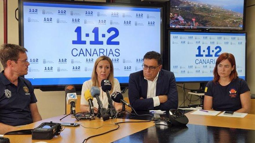 La presidenta del Cabildo, Rosa Dávila, junto al consejero de Seguridad del Gobierno canario, Manuel Miranda, en la rueda de prensa de este viernes para informar del incendio en los montes de Tenerife