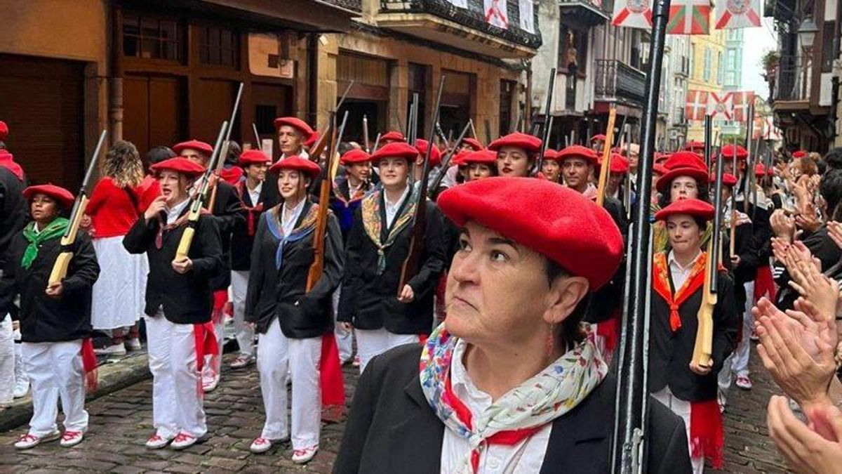 Se abre otra brecha entre los partidarios del Alarde excluyente y el Ayuntamiento de Hondarribia, que ve "voluntad de avanzar" en el fin del conflicto
