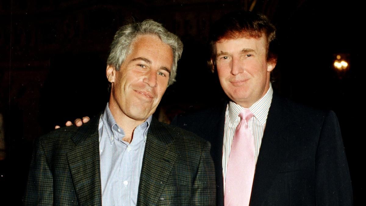 Jeffrey Epstein (izquierda) y Donald Trump, en Mar-a-Lago, Palm Beach, Florida, en 1997.