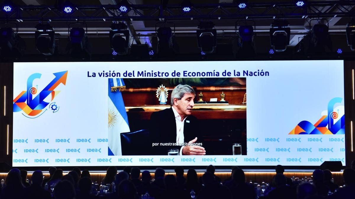 Con el riesgo país en 650 puntos, IDEA, Santilli y Caputo unieron sus alertas contra la idea de "volver al pasado"
