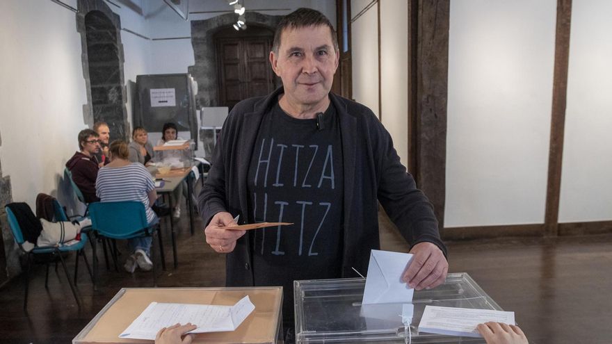 El coordinador general de EH Bildu, Arnado Otegi, ha ejercicio su derecho al voto este domingo en la localidad guipuzcoana de Elgoibar.