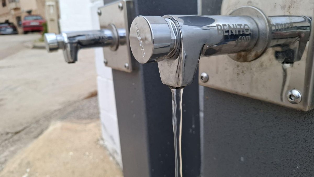 Proyecto recién estrenado para proveer de agua a los vecinos con dos grifos, aunque el Ayuntamiento no informa de si es potable por el momento.