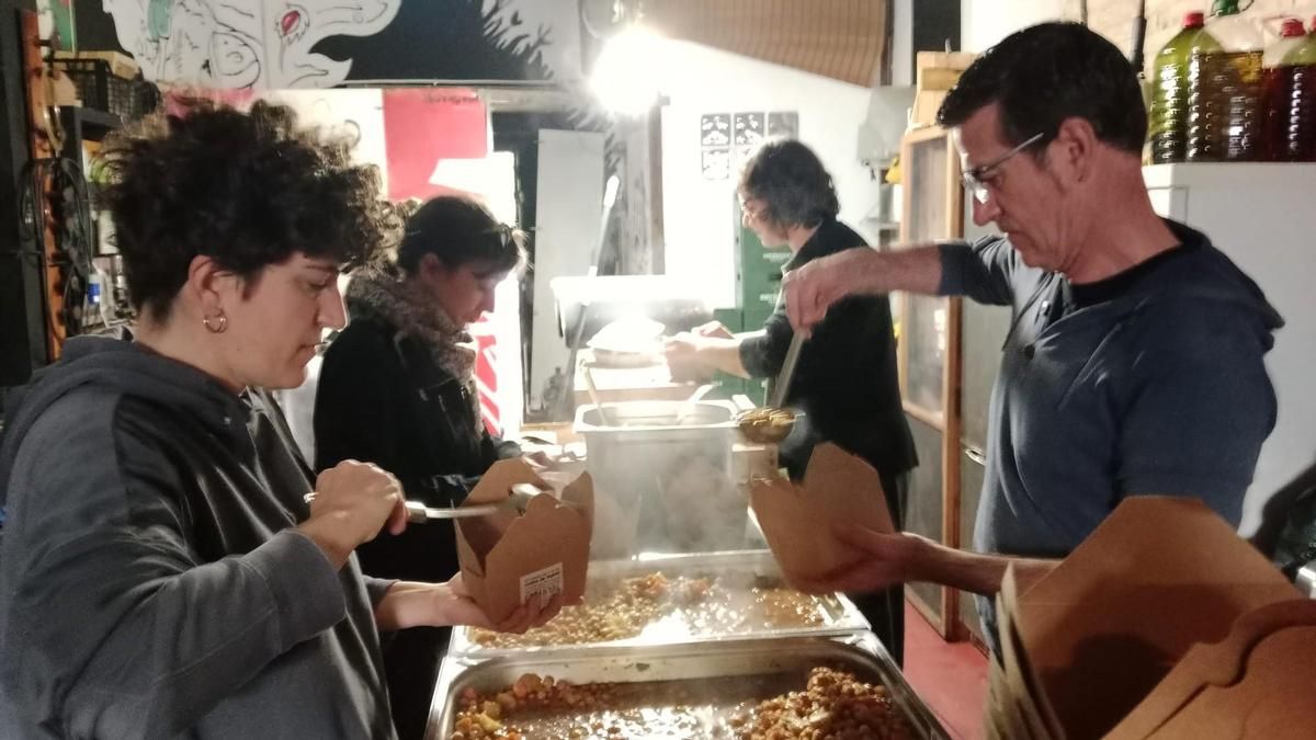 'Les cuines de la dana', la xarxa comunitària que va servir 18.000 àpats diaris després de la catàstrofe