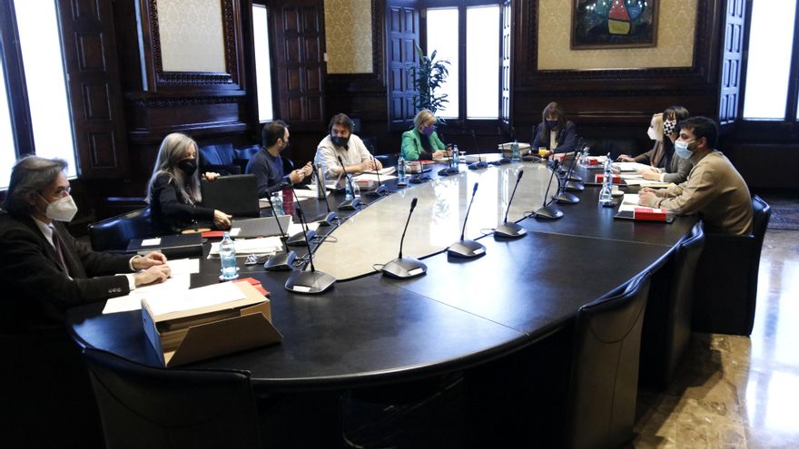 El Parlament da marcha atrás y acuerda impedir que 21 funcionarios cobren sin ir a trabajar