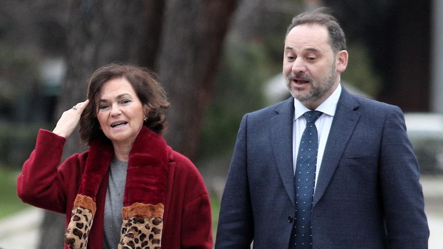 La vicepresidenta primera del Gobierno, Carmen Calvo y el secretario de Organización del PSOE y ministro de Transportes, Movilidad y Agenda Urbana, José Luis Ábalos a su llegada a la inauguración del Memorial en homenaje a los españoles deportados y fallecidos en Mauthausen y en otros campos de concentración, y a todas las víctimas españolas del nazismo, en los Jardines del Complejo de Nuevos Ministerios, en Madrid (España), a 30 de enero de 2020.