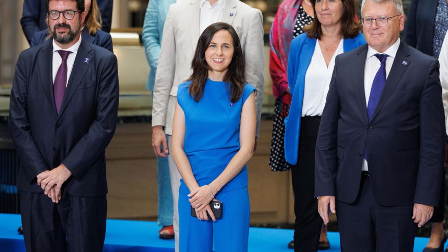 (I-D) El secretario de Estado de empleo, Joaquín Pérez; la ministra de Derechos Sociales, Ione Belarra, y el comisario de Empleo y Derechos Sociales, Nicolas Schmit, posan tras la reunión, en el Banco de España, a 13 de julio de 2023, en Madrid (España).