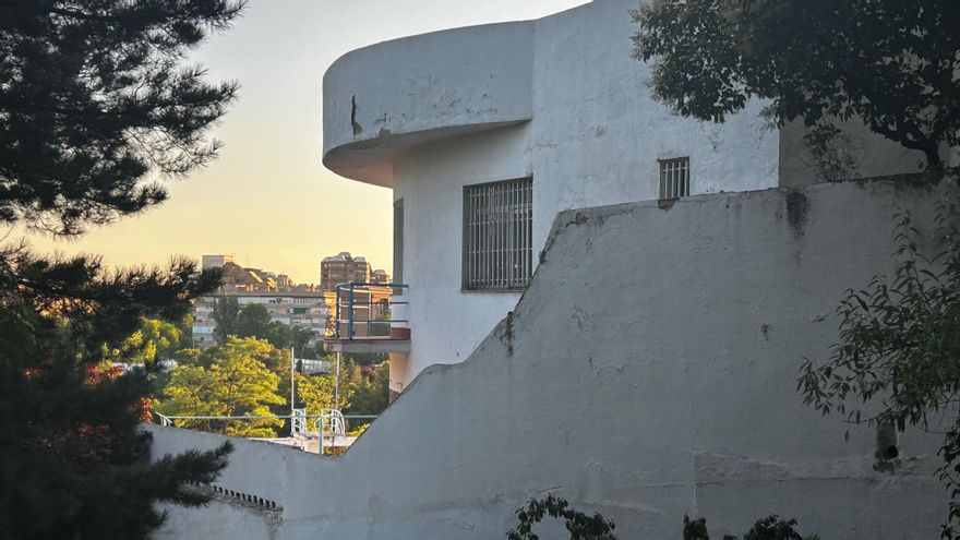 De templo del ocio 'hollywoodiense' a ruinas: la deriva de la Piscina Stella, icono del racionalismo acuático en Madrid