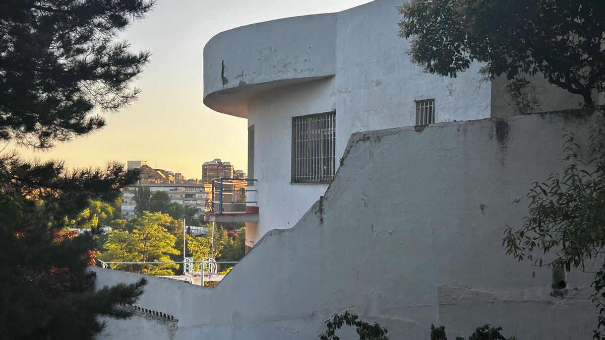 De templo del ocio 'hollywoodiense' a edificio en ruinas: la deriva de la Piscina Stella, icono olvidado del modernismo madrileño
