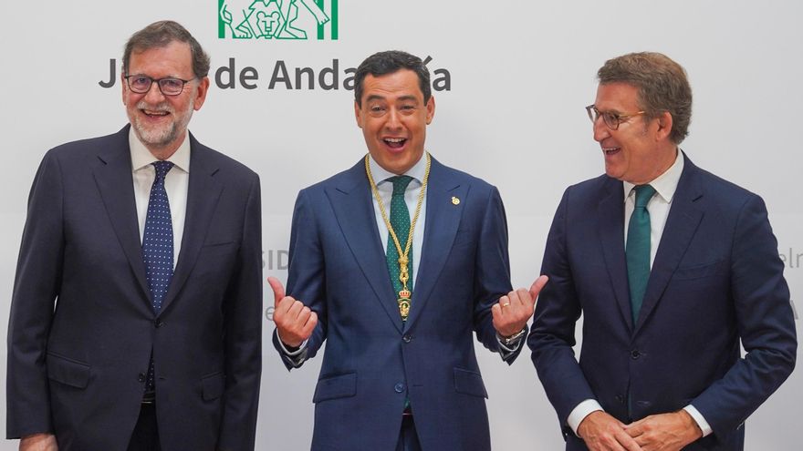 El presidente del PP, Alberto Núñez Feijóo y el expresidente del gobierno, Mariano Rajoy con el presidente de la Junta Juanma Moreno, después de la toma de posesión como presidente de la Junta de Andalucía de la XII legislatura de Juanma Moreno, en la explanada del Palacio de San Telmo a 23 de julio del 2022 en Sevilla (Andalucía, España)