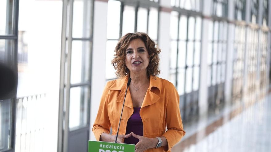 La secretaria general del PSOE-A, María Jesús Montero, atiende a los medios en el Parlamento andaluz.