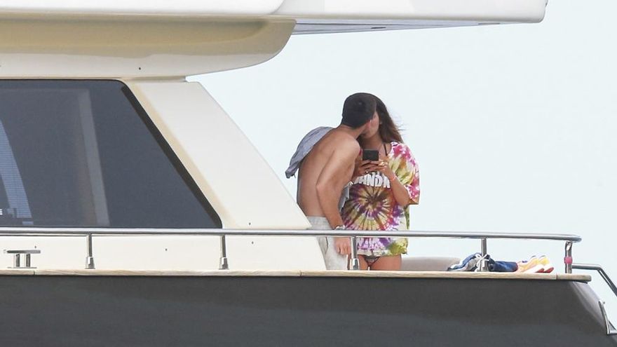 Laura Matamoros durante una vacaciones en un yate en Ibiza