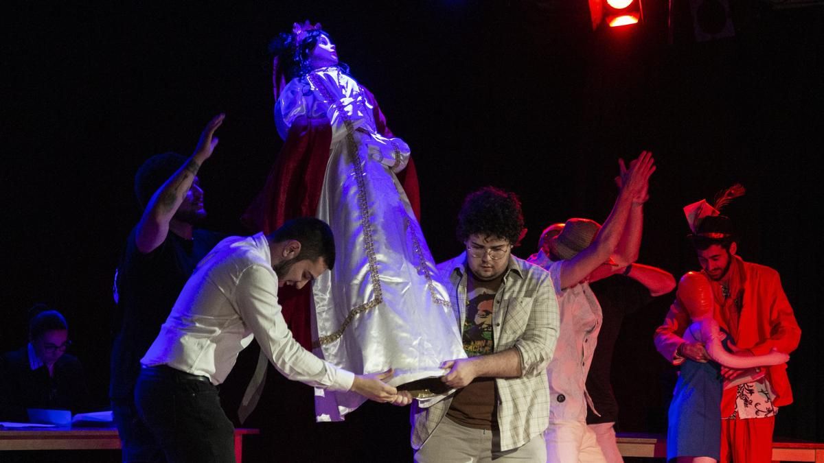 Momento de la representación, el pasado 7 de junio, de la obra teatral 'El Juicio' en la Casa de Cultura de Cehegín (Murcia).