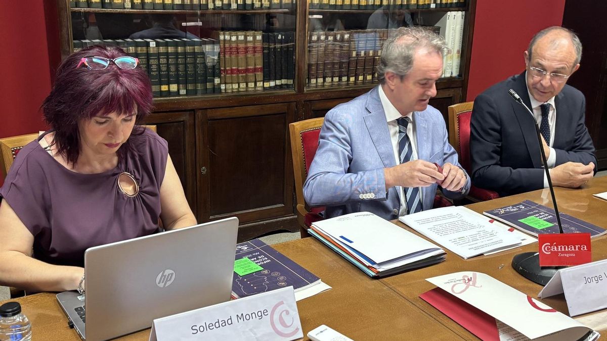 El presidente de la Fundación Basilio Paraíso y de la Cámara de Comercio de Zaragoza, Jorge Villarroya; el director territorial de Ibercaja, Antonio Lacoma (a la derecha); y la consultora Soledad Monge